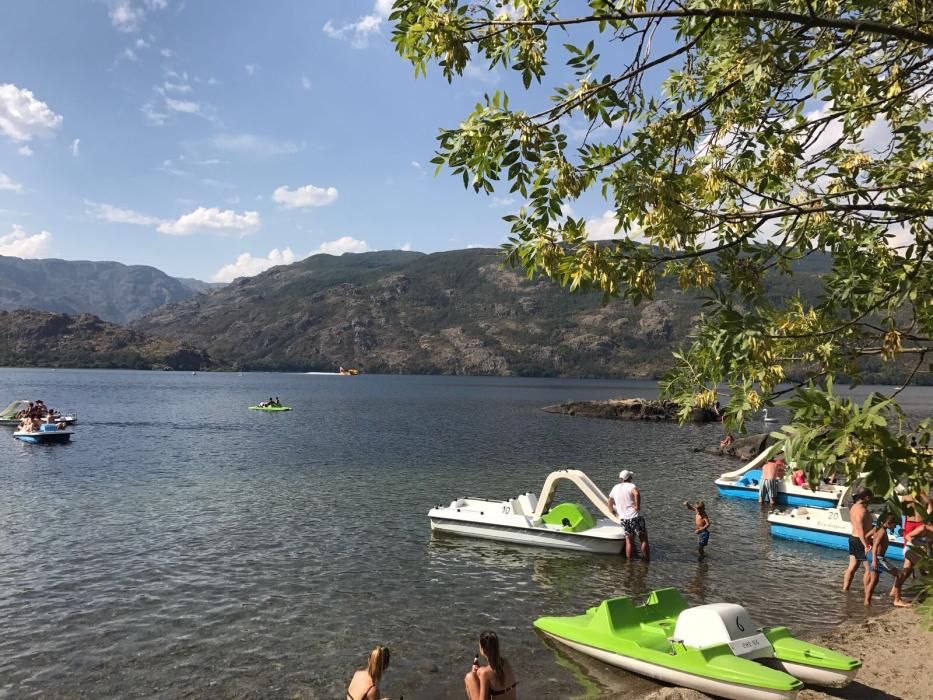 Los hidroaviones cogen agua en el Lago de Sanabria