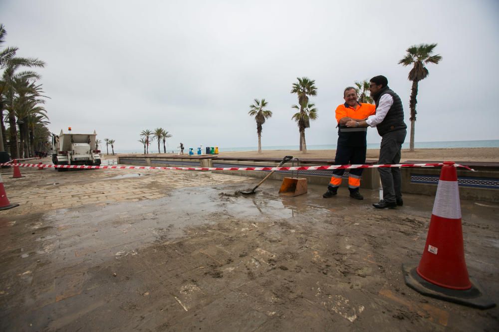 Imágenes de la playa de San Juan, donde la lluvia ha ocasionado serios daños en el arenal y el paseo peatonal.