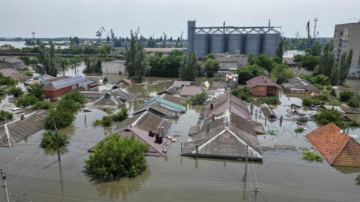 Una zona inundada tras la destrucción de la presa de Nova Kajovka, en Jersón.