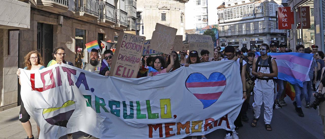 Cientos de personas participaron en la manifestación del Orgullo que recorrió las calles de Pontevedra.