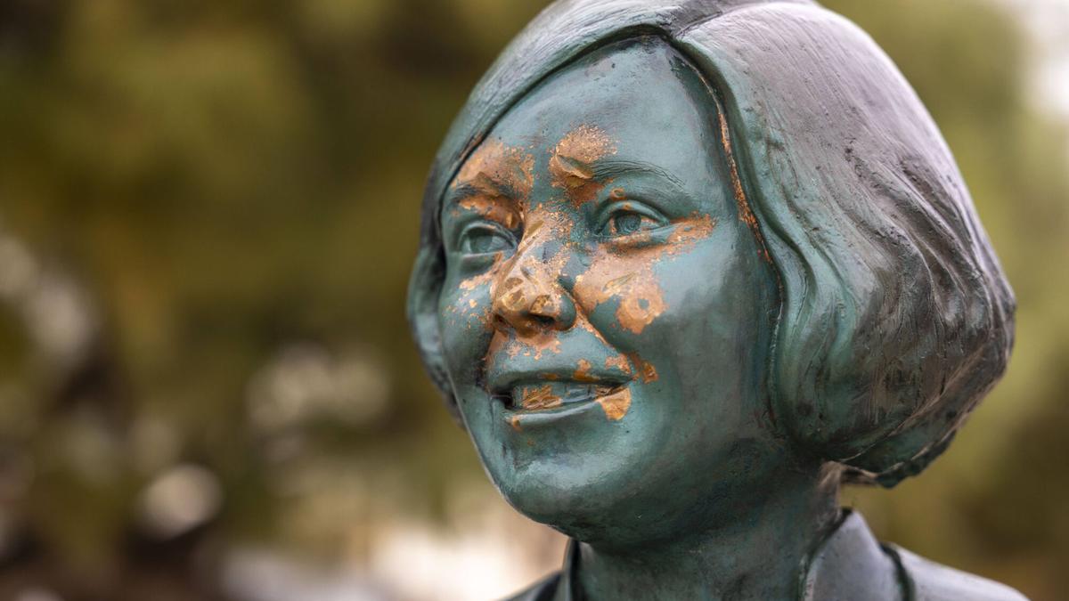 EL busto de Aurora Picornell, tras el ataque.