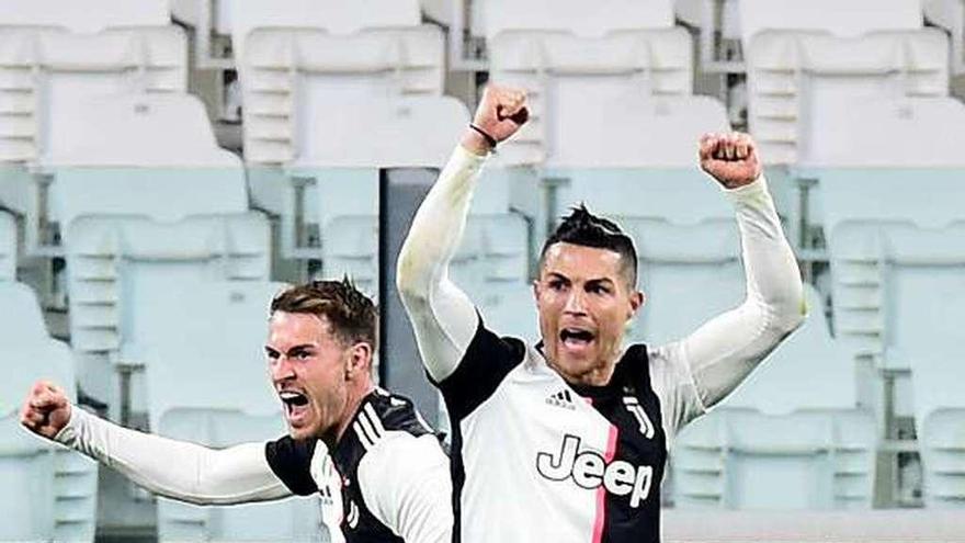 Cristiano y Ramsey celebran el primer gol de la Juve. // M. Pinca