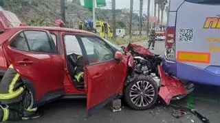 Rescatado un herido en un aparatoso accidente entre un coche y un autocar en Barcelona