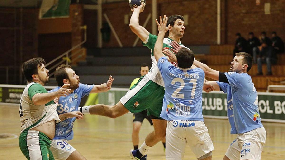 Una acció de l&#039;Handbol Bordils-Eivissa d&#039;aquesta temporada al Blanc-i-Verd.