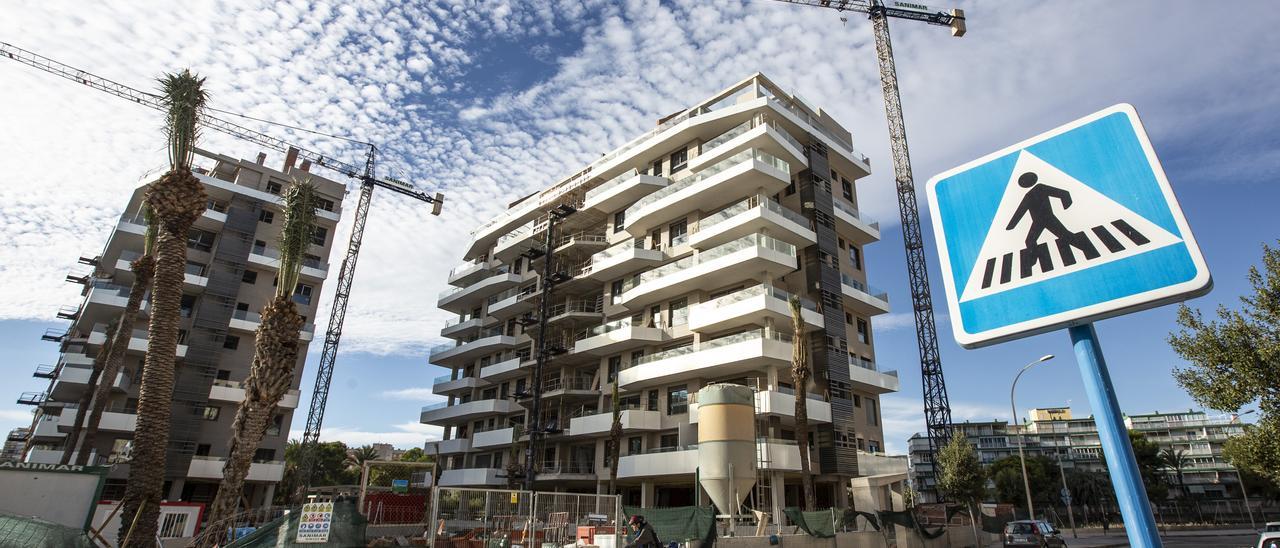 Viviendas en construcción en la playa de San Juan.