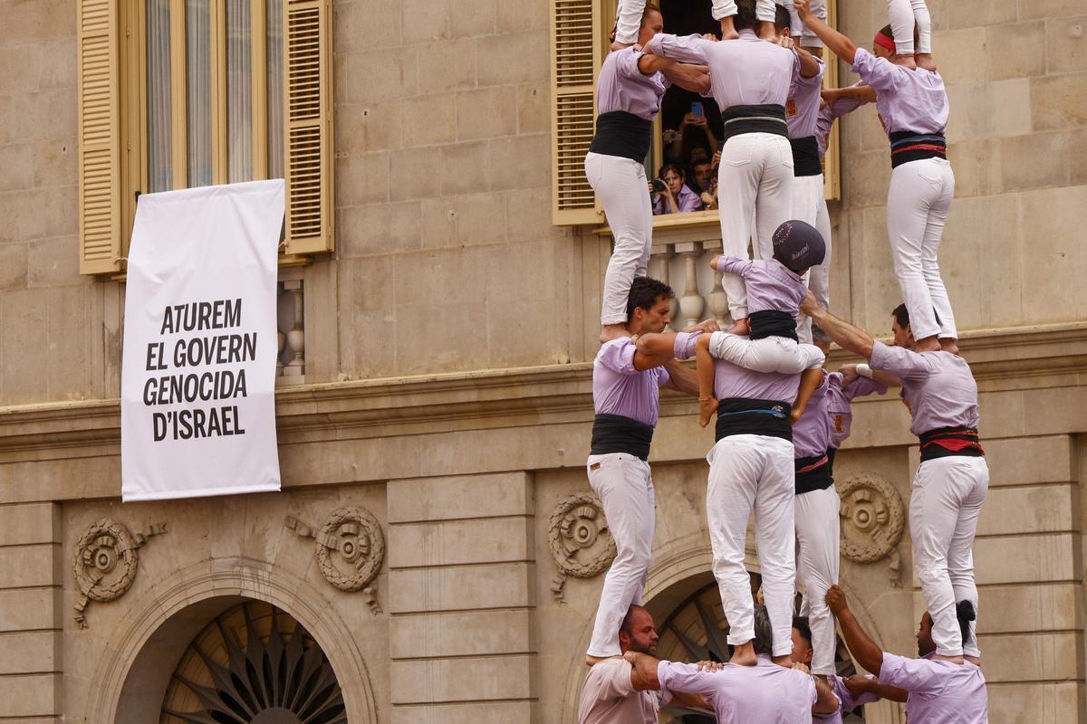 Una de las pancartas colgadas en el Ayuntamiento de Barcelona.