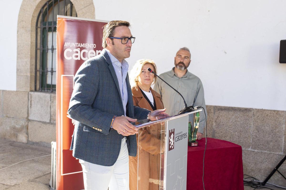 Galería | Robe, con tres nominaciones, gran protagonista de la primera edición de los premios de música 'Ciudad de Cáceres' Galería | Robe, con tres nominaciones, gran protagonista de la primera edición de los premios de música 'Ciudad de Cáceres'