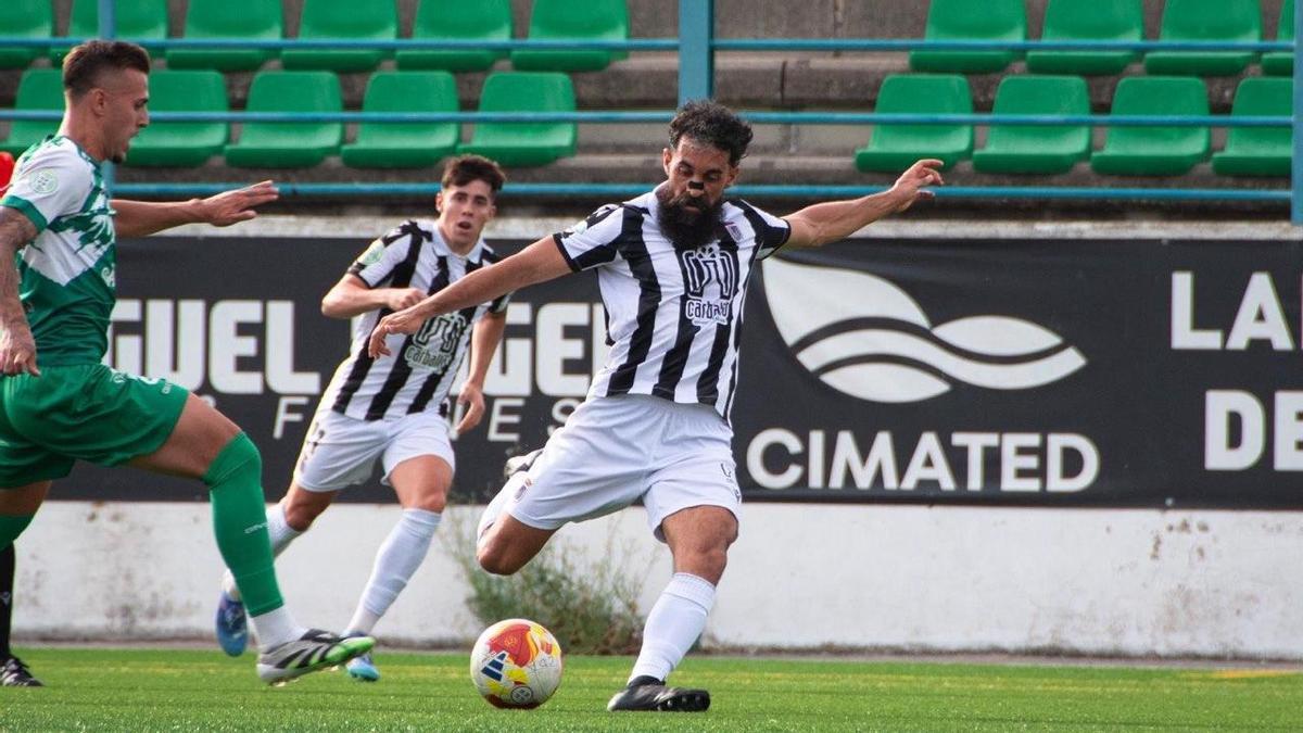 Carlos Bravo busca un golpeo a puerta en el encuentro de ida ante el Moralo.