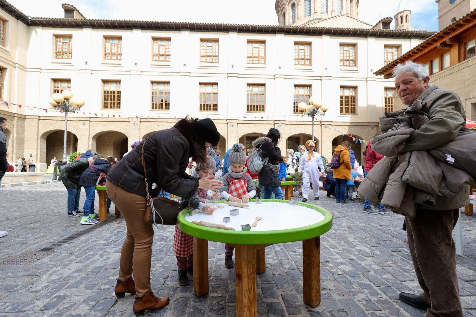 Decenas de actividades caldean un Día de Aragón fresco y animado
