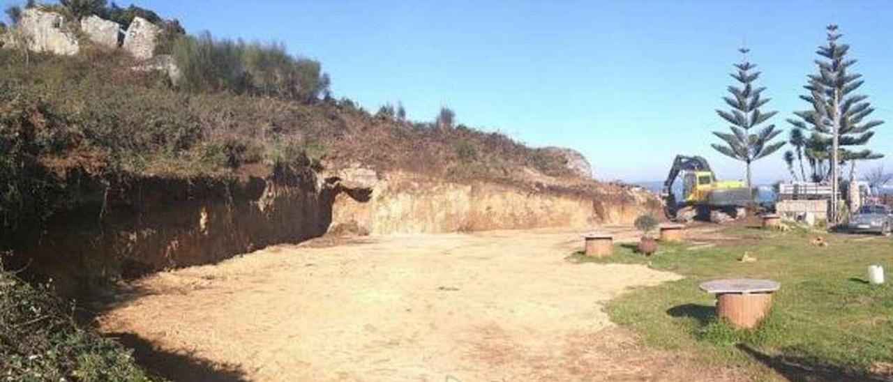 Estado de un terreno en la parroquia de Beluso después de una demolición ordenada por la APLU. // APLU