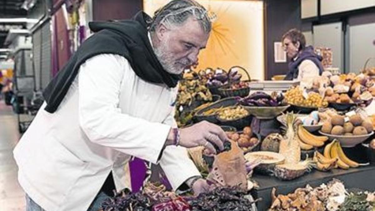 Magrans coloca pimientos de romesco, ñoras y guindillas en su puesto.