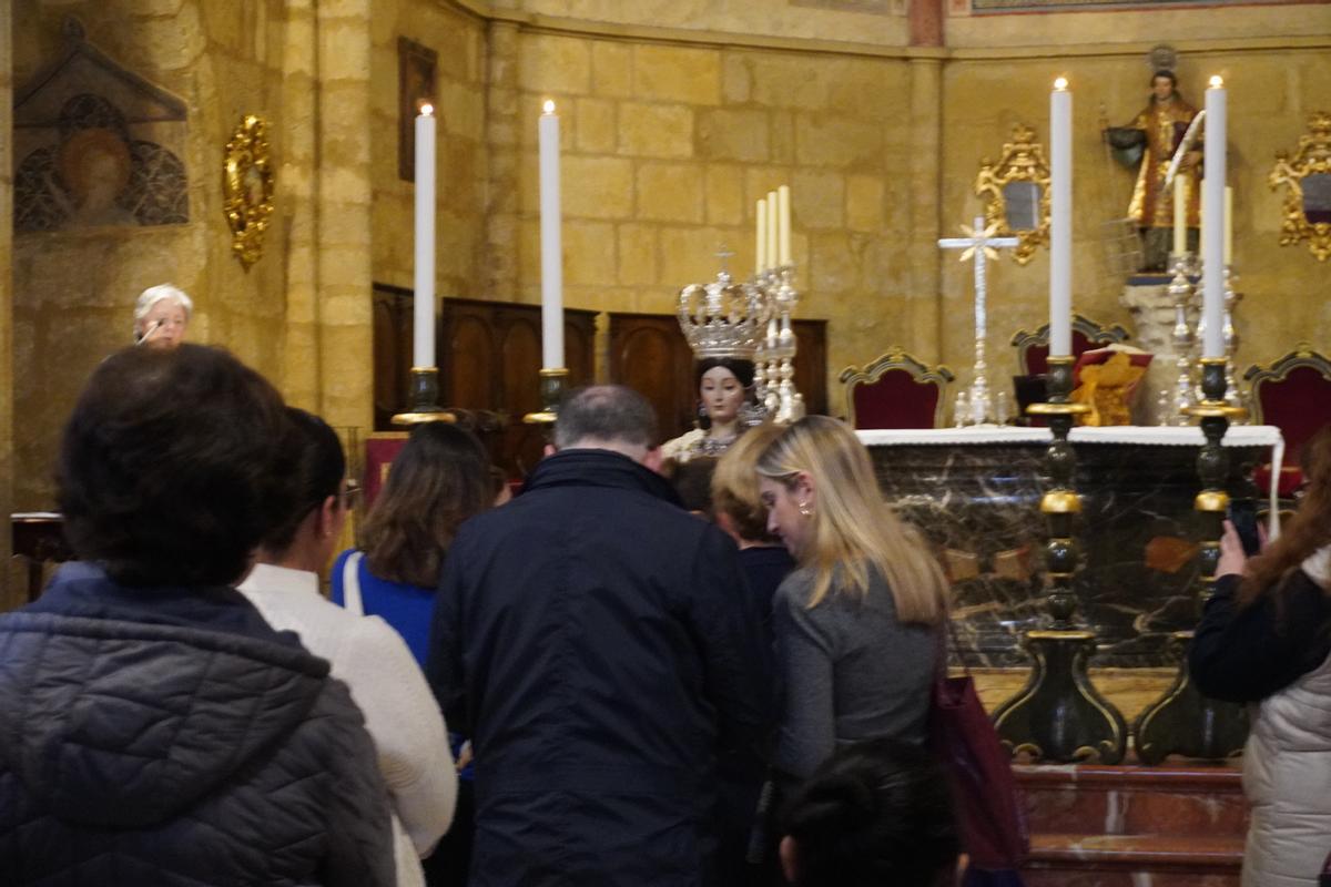 Los fieles acuden al besamanos de la Virgen de los Remedios
