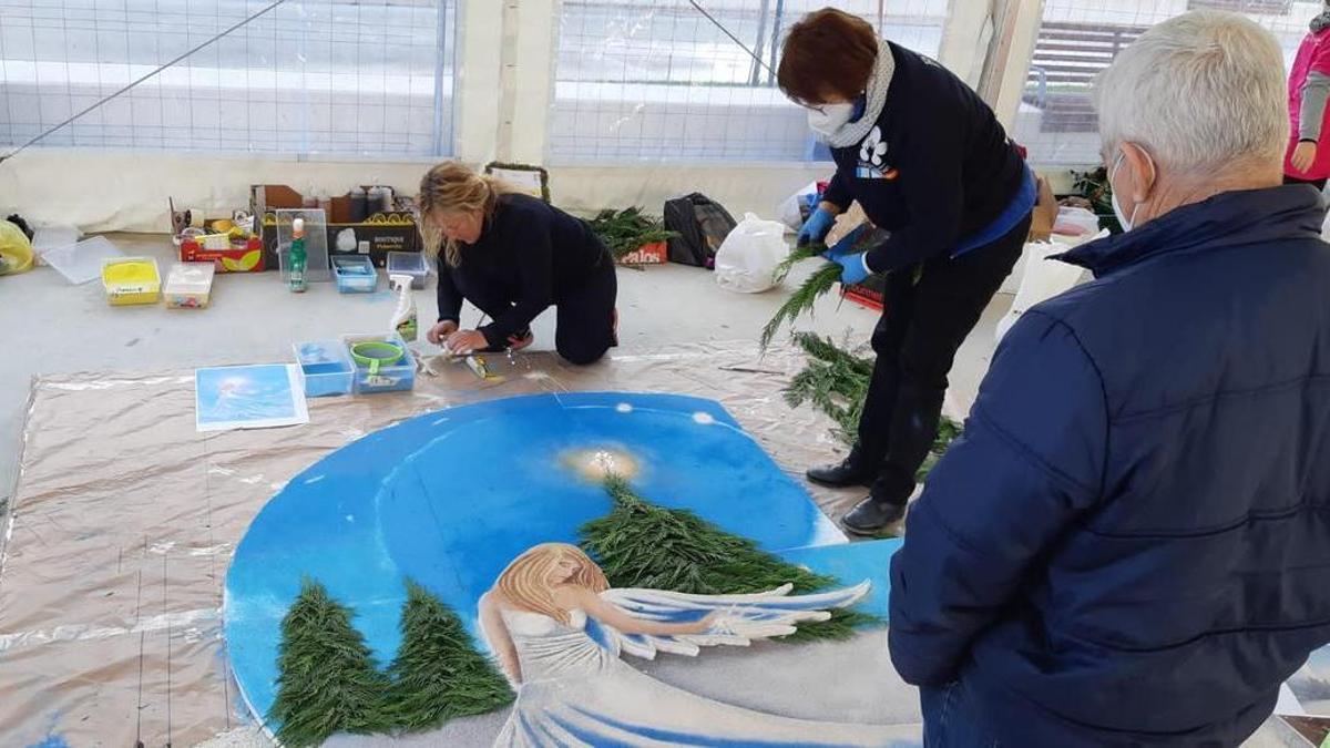 Alfombristas de O Morrazo trabajando en la confección de la alfombra