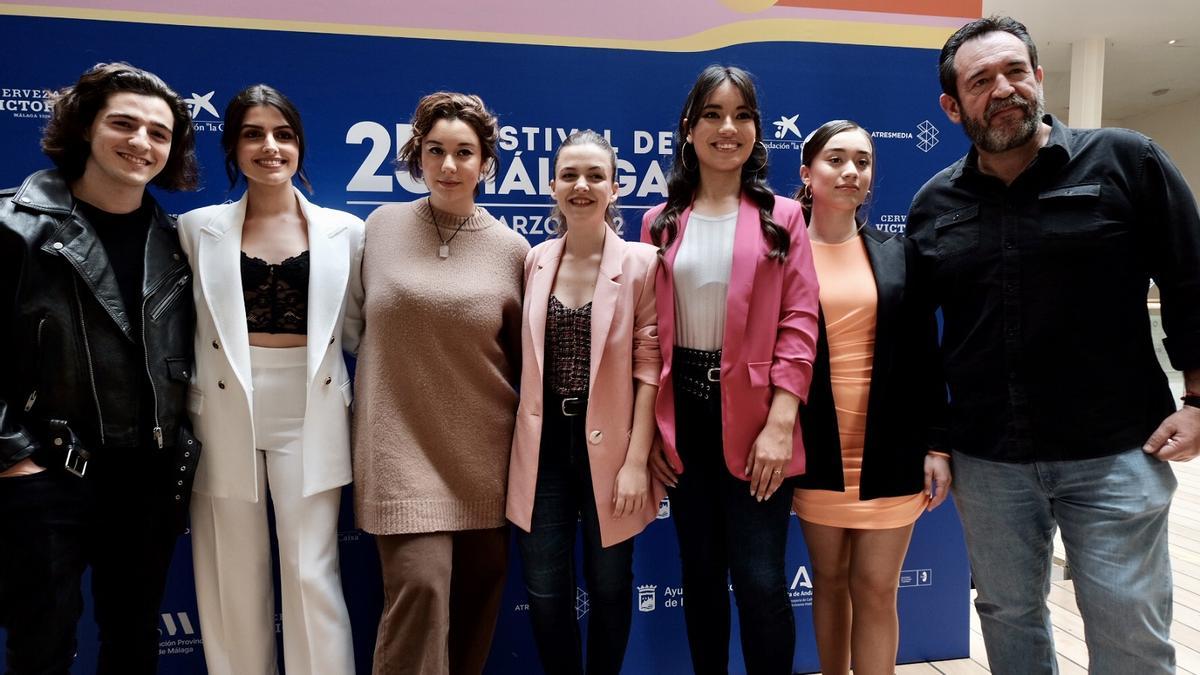 Enrique García junto a su hija y los protagonistas de 'Te deseamos tod@s'.