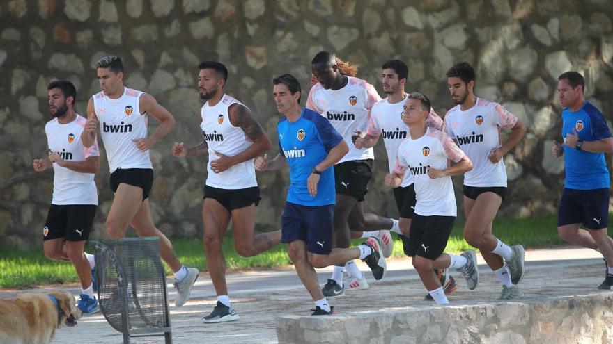 Los futbolistas del Valencia CF corren ayer por el viejo cauce del río Túria, en València.