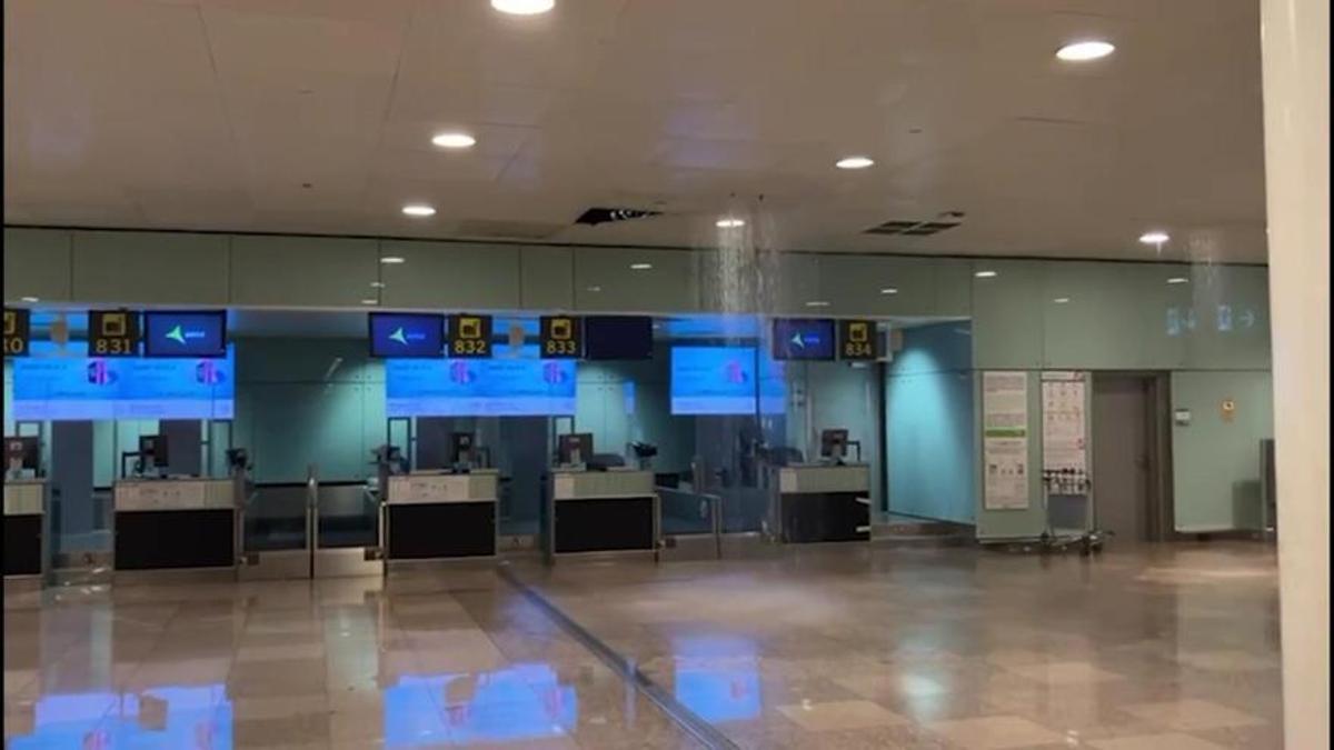 Goteras e inundaciones en el aeropuerto de Barcelona-El Prat por las intensas lluvias.