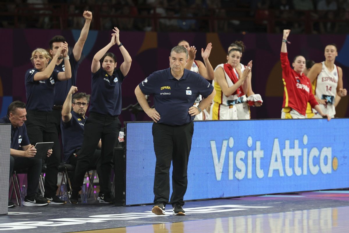 Miguel Méndez y el banquillo español, durante la final.