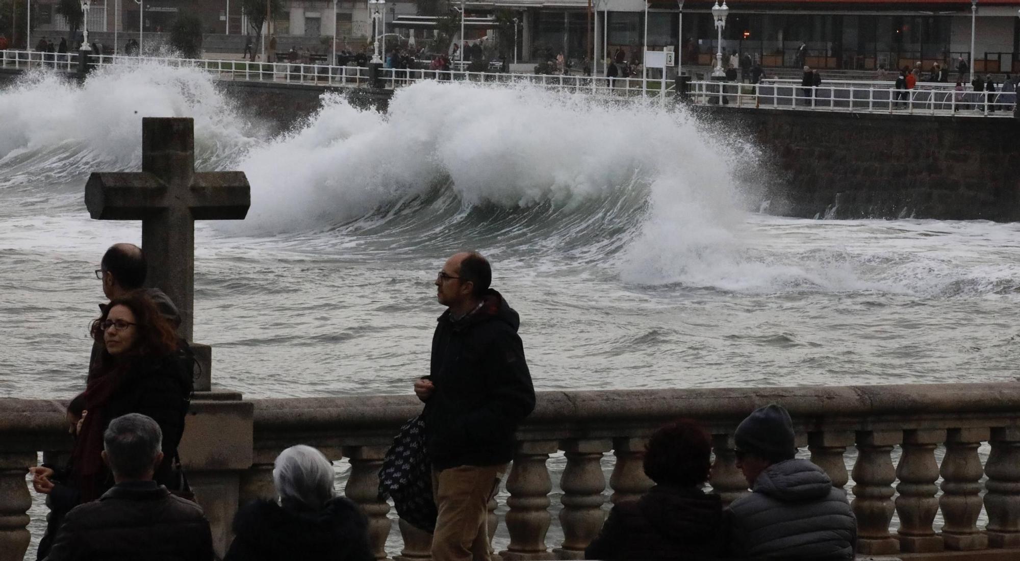 El oleaje vuelve a azotar la costa de Gijón y la Policía precinta parte del Muro (en imágenes)