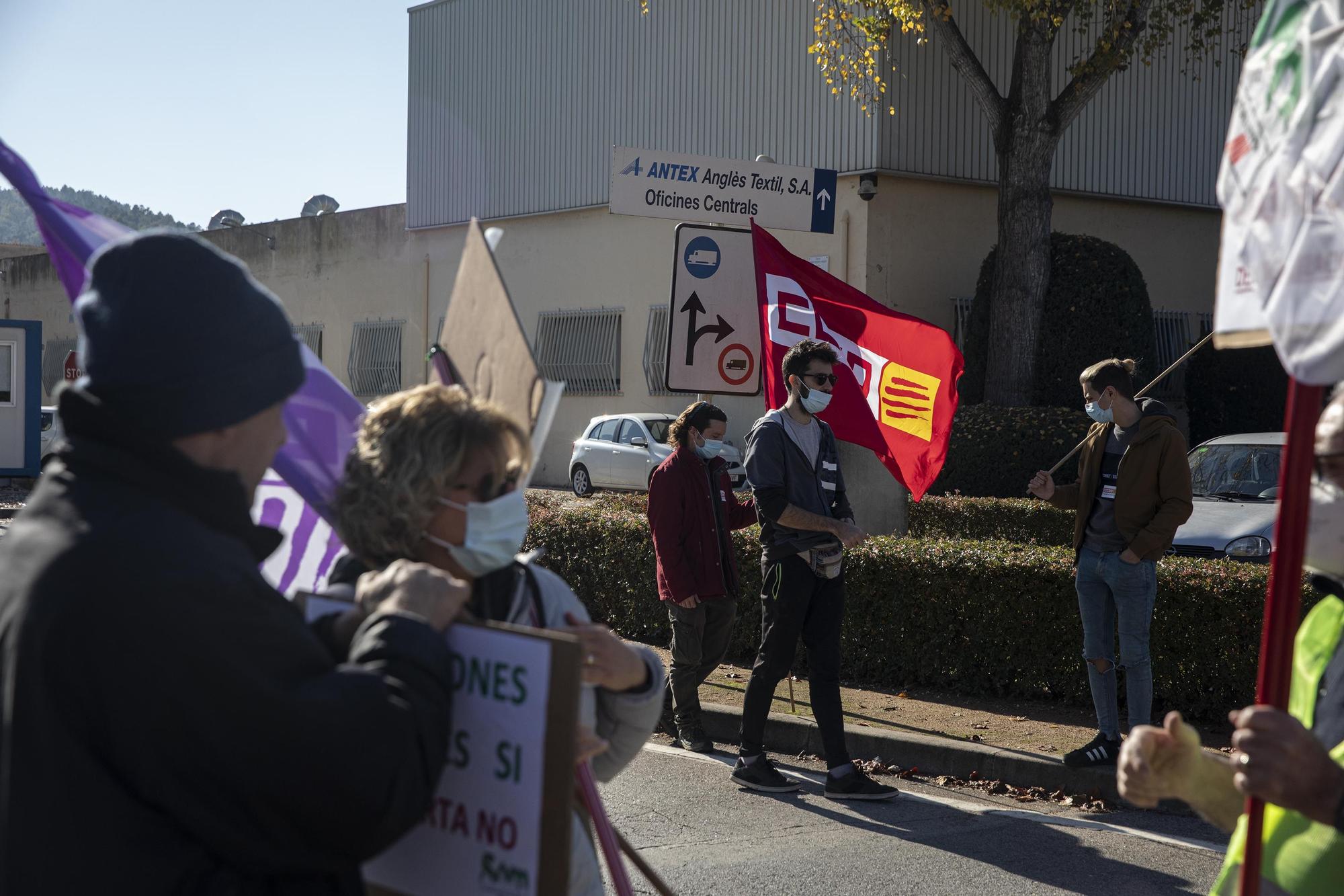 Una vintena de treballadors tallen la carretera d'Anglès per protestar contra la deslocalització de l'empresa tèxtil