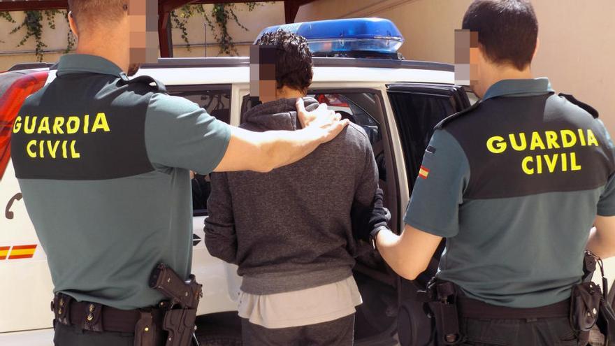 Dos agentes de la Guardia Civil acompañan al detenido.