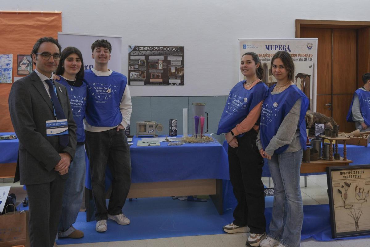 Los estudiantes del STEMBach del IES Otero Pedrayo con su proyecto meteorológico