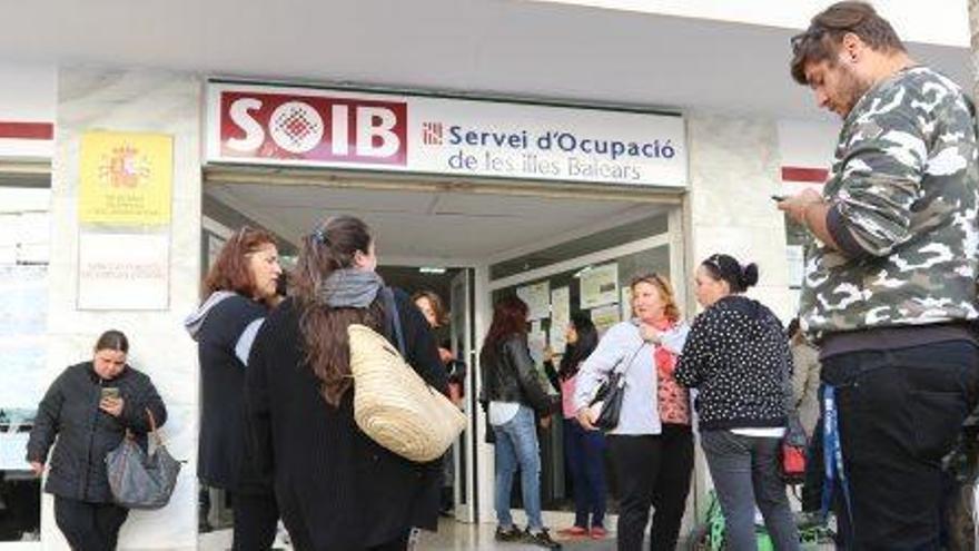 Un grupo de personas hacen cola frente a la oficina del SOIB en Vila.