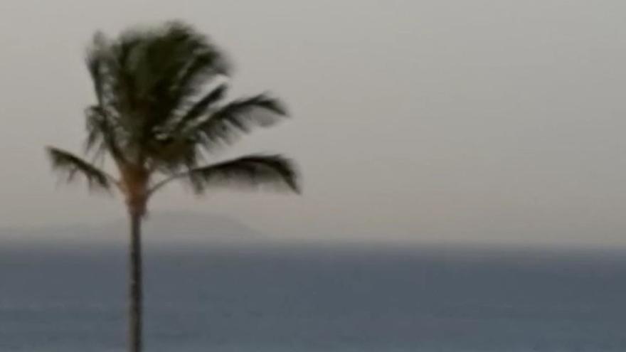 Viento y calima en Playa Blanca el 17 de abril de 2022 y apenas se ve el islote de Lobos.