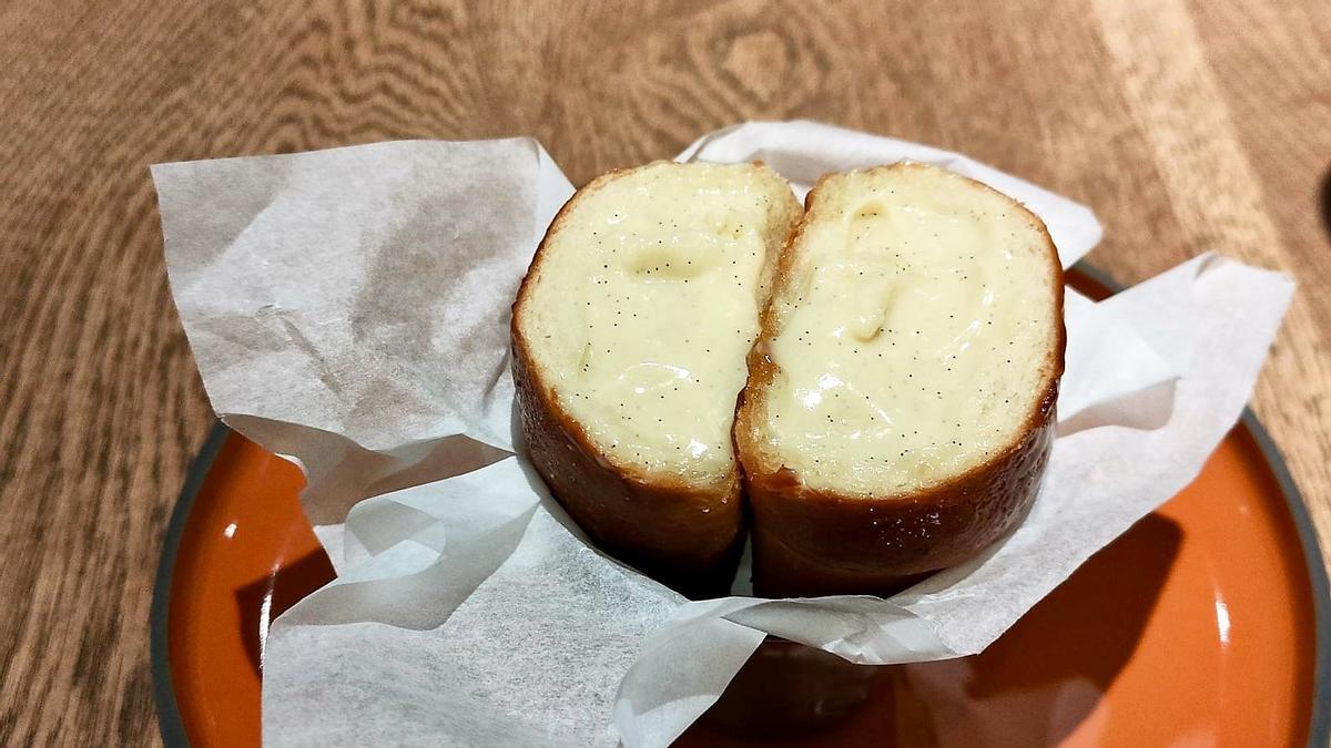 El 'xuixo' al horno con masa de 'brioche' ('shokupan') y relleno de crema pastelera de vainilla de Trü.