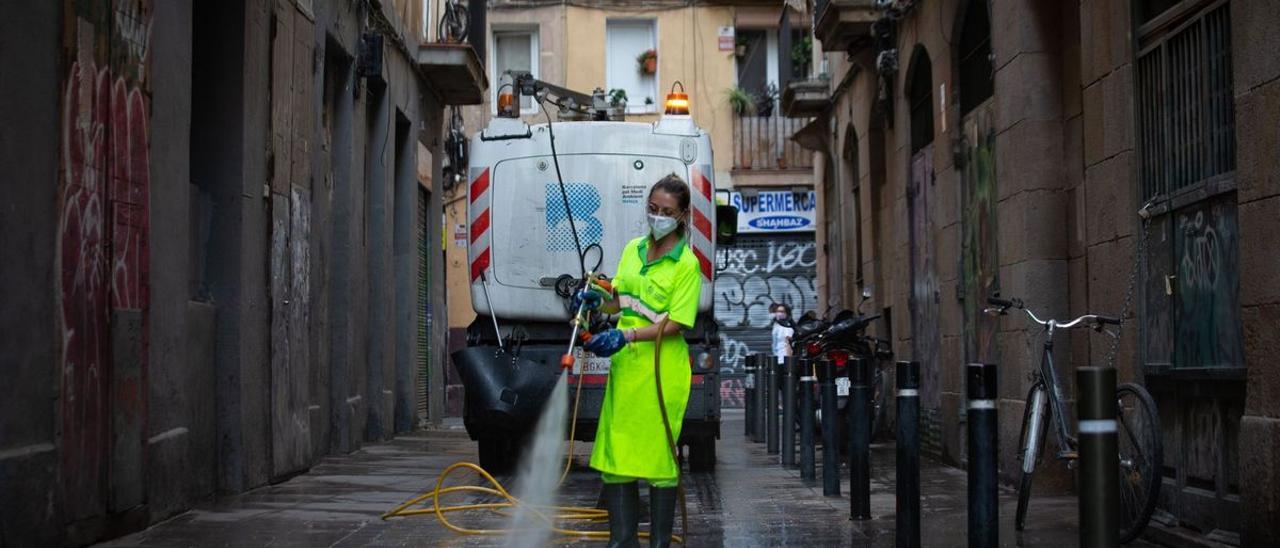 Una trabajadora del servicio de limpieza de Barcelona.