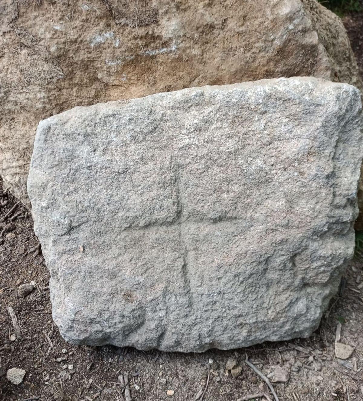 La piedra con la cruz de gran belleza tallada dentro de un círculo que apareció en la excavación. |   // FDV