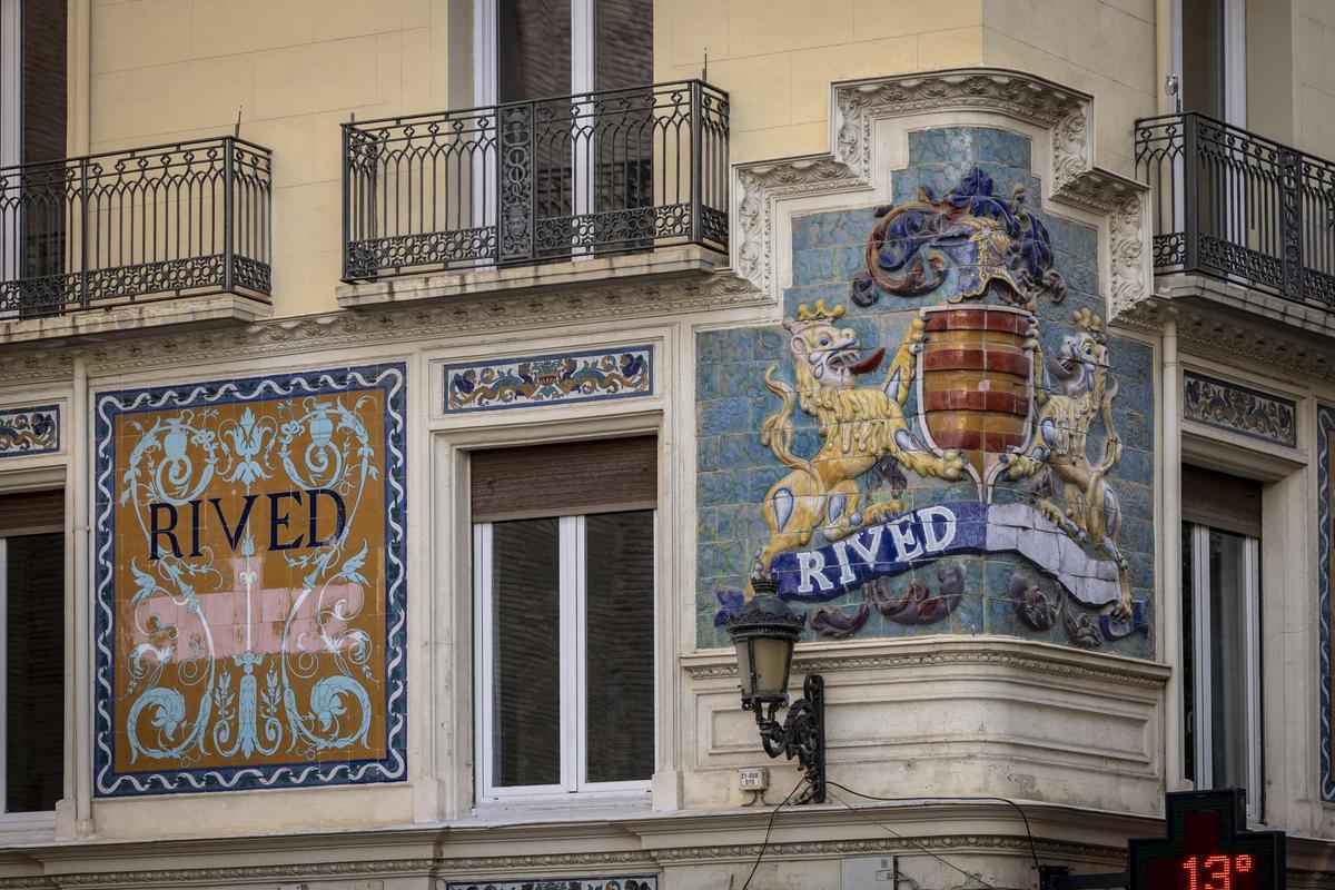 Las farmacias del centro de la ciudad han sabido conservar su solera y decoración.