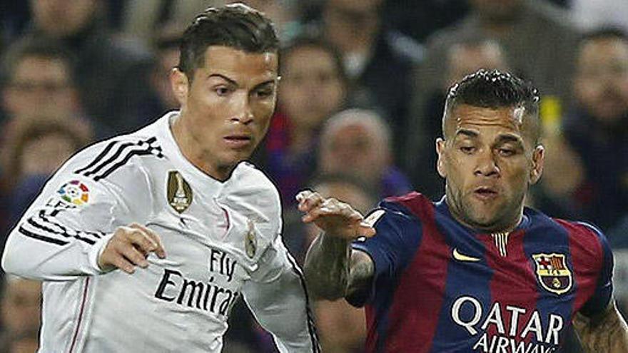 Cristiano Ronaldo y Alves, en un Barcelona - Real Madrid.