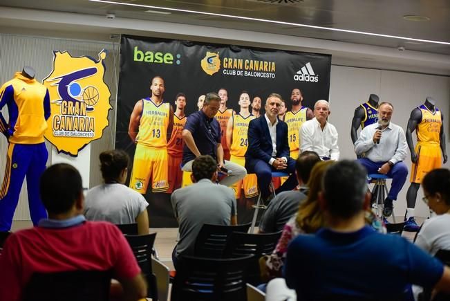 Presentacion de la nueva equipacion del ...