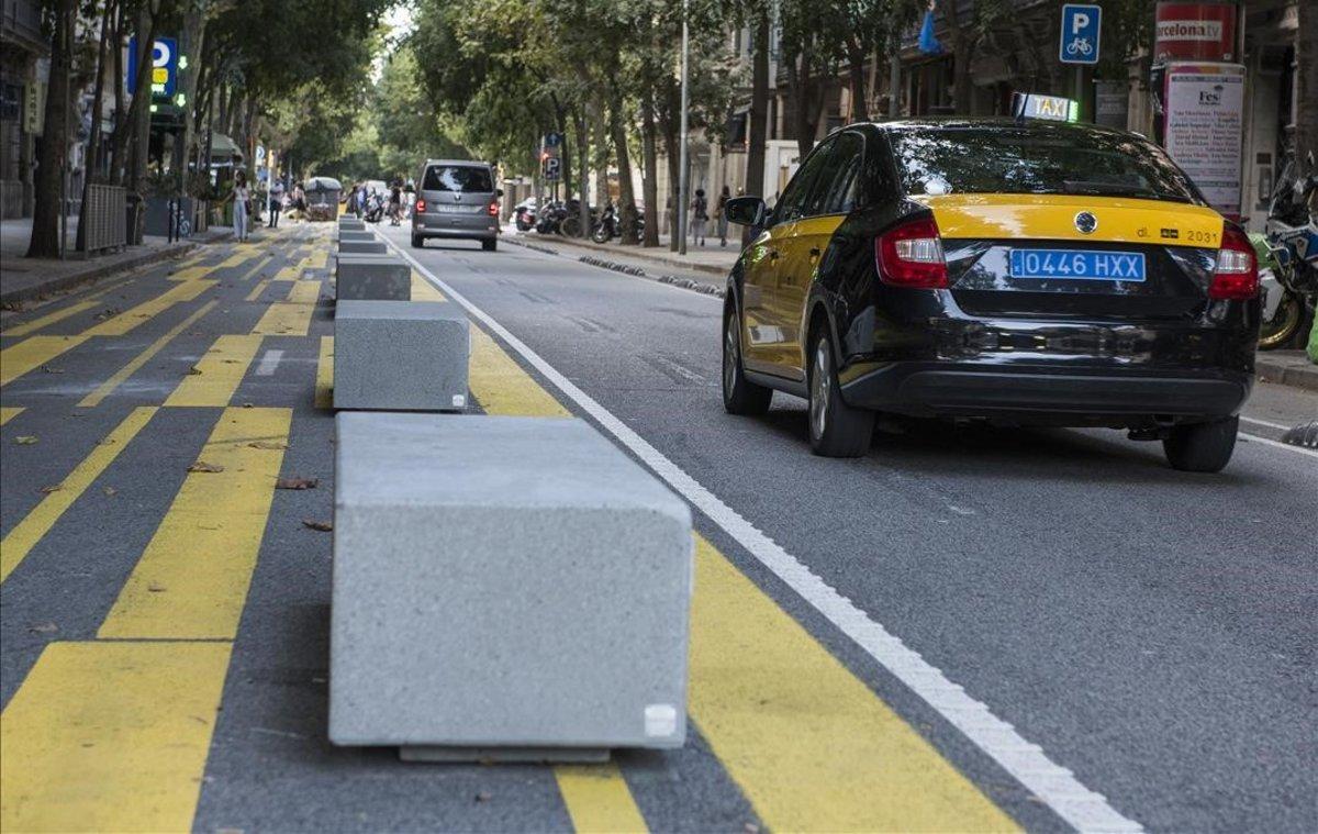 Los bloques de hormigón que han generado polémica, en la calle del Consell de Cent.