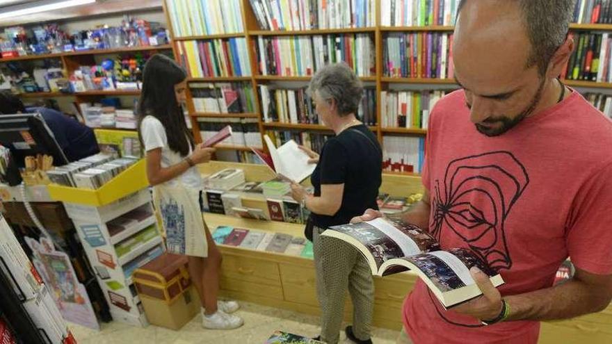 Clientes en una librería. // G. Santos