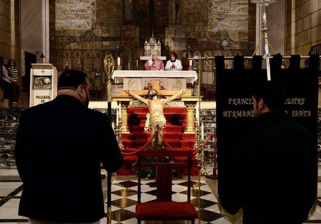La Hermandad de la Vera Cruz recibe al Santo Cristo de la Misericordia como nuevo titular (en imágenes)