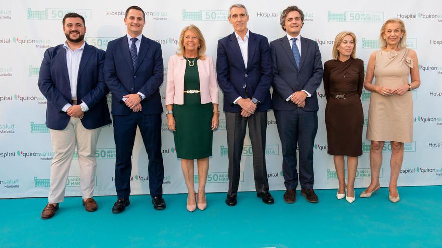 Gonzalo Bartolomé, director territorial de Quirónsalud Andalucía; José Carlos Mellado, director gerente de Quirónsalud Marbella; Ángeles Muños, alcaldesa de Marbella; y María Francisca Caracuel, entre otros asistentes al acto de conmemoración.