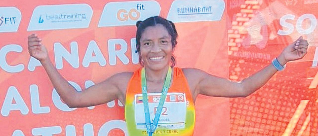 María Mercedes Pila posa tras cruzar la línea de meta en segunda posición en la Gran Canaria Maspalomas Maratón.