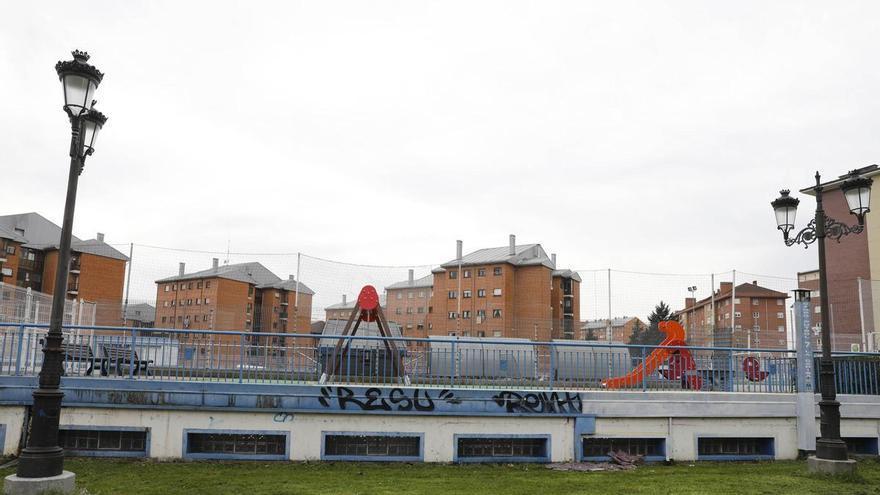 Mejoras en La Corredoria: pintan el parque infantil y el campo de La Carisa