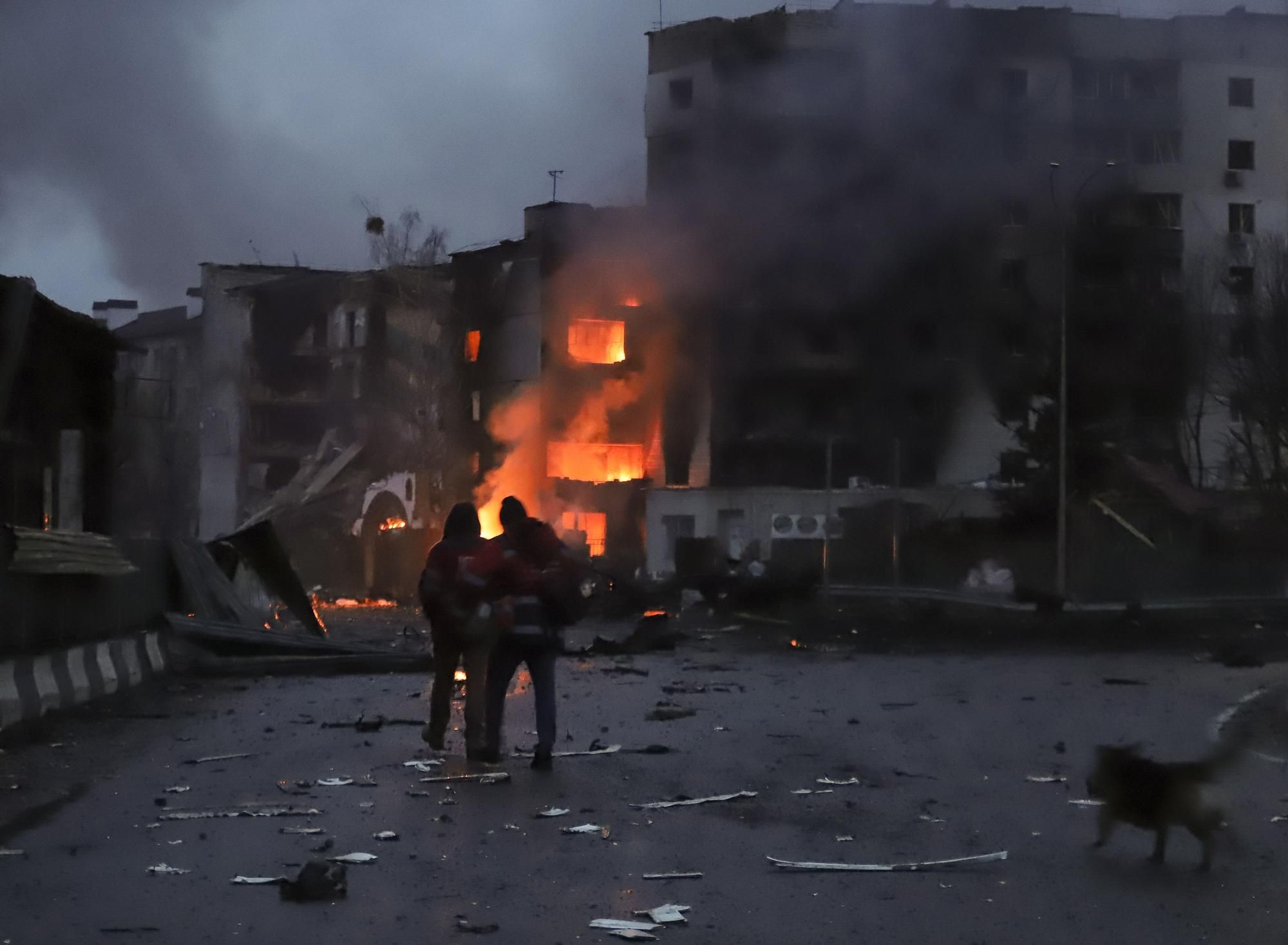 Una casa en Ucrania arde tras el impacto de un proyectil ruso.
