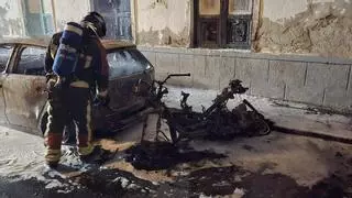 Dos motos y un coche arden de madrugada en Arrecife