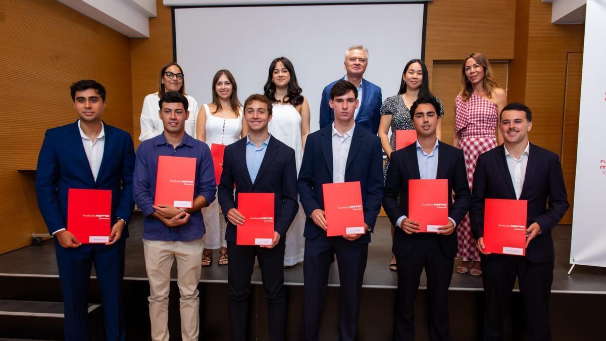 Los alumnos becados posan junto a directivos de Fundación Mapfre Canarias.