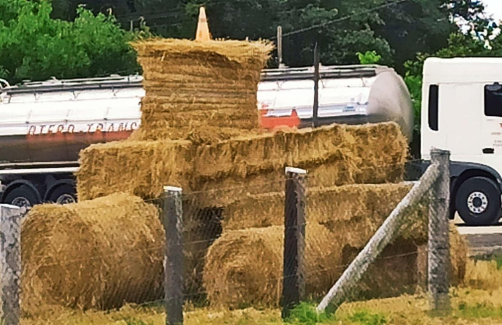Un tractor diseñado a base de rollos de hierba, junto a la rotonda de Silleda.