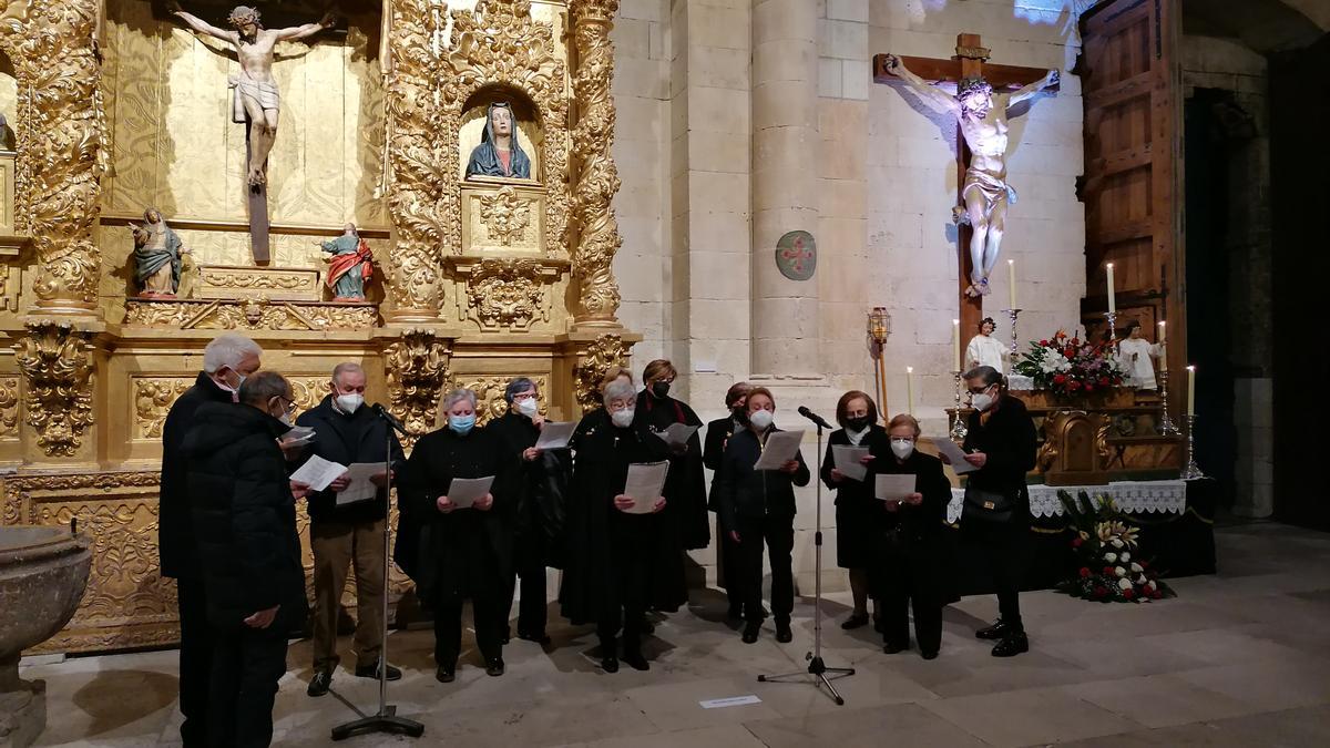 Miembros de La Mayor entonan el Miserere junto a la imagen del Cristo del Amparo