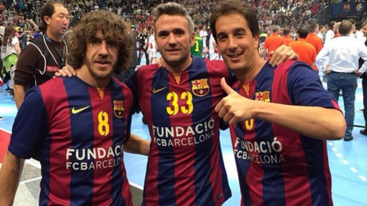 Puyol, junto a su hermano y Xavi, a la derecha, durante un partido de balonmano