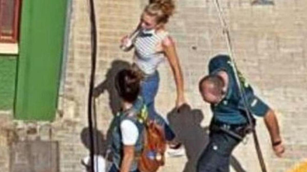 Momento en que la Guardia Civil se llevaba detenida a Marya Tereza H. A., en agosto de 2020.