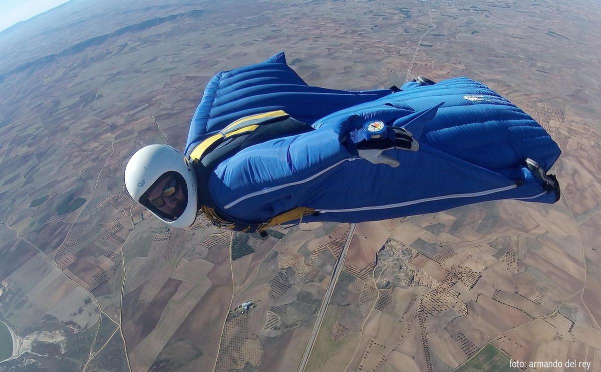 Carlos Suárez volando con el traje de alas en una imagen tomada en vuelo por Armando del Rey.