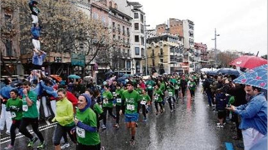 Moment de la sortida de la cursa de l&#039;AECC a la plaça Catalunya de Girona.