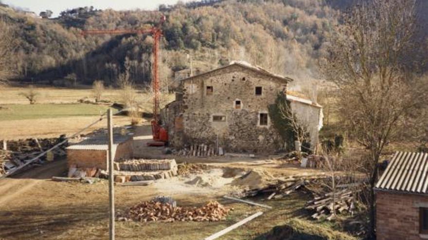 El mas Els Casals de Santa Pau, en obres als anys 80