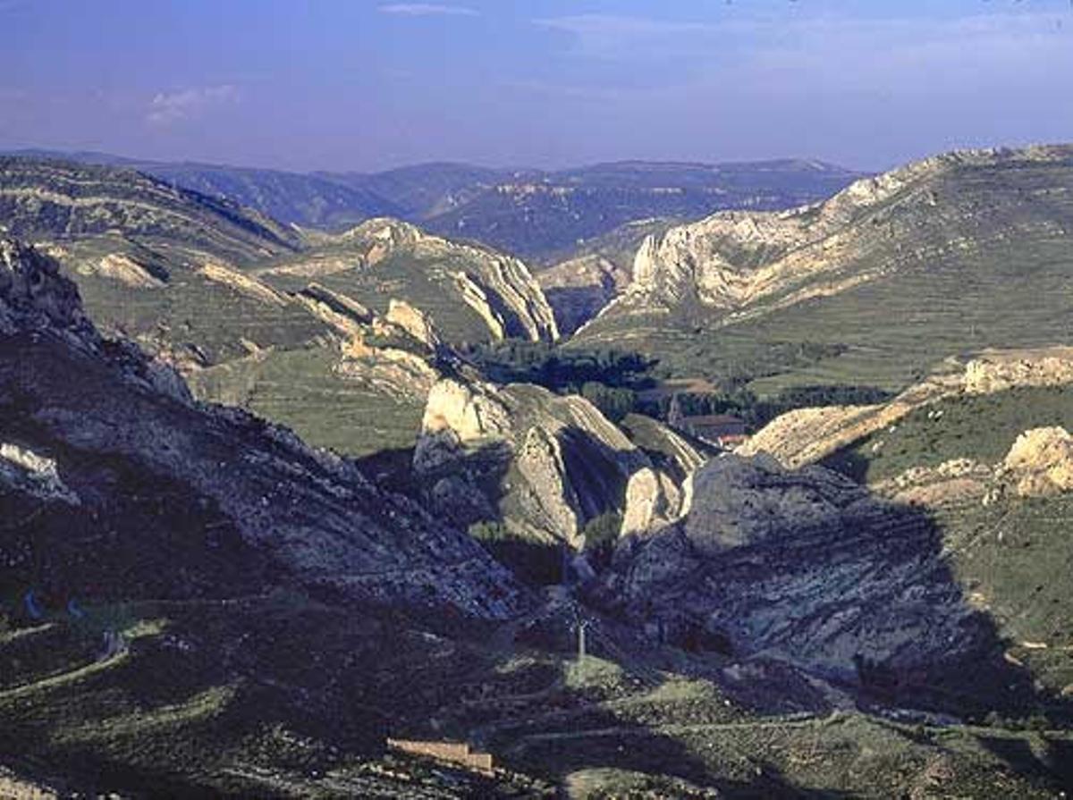 Pliegues alpinos superpuestos en Aliaga, Teruel.